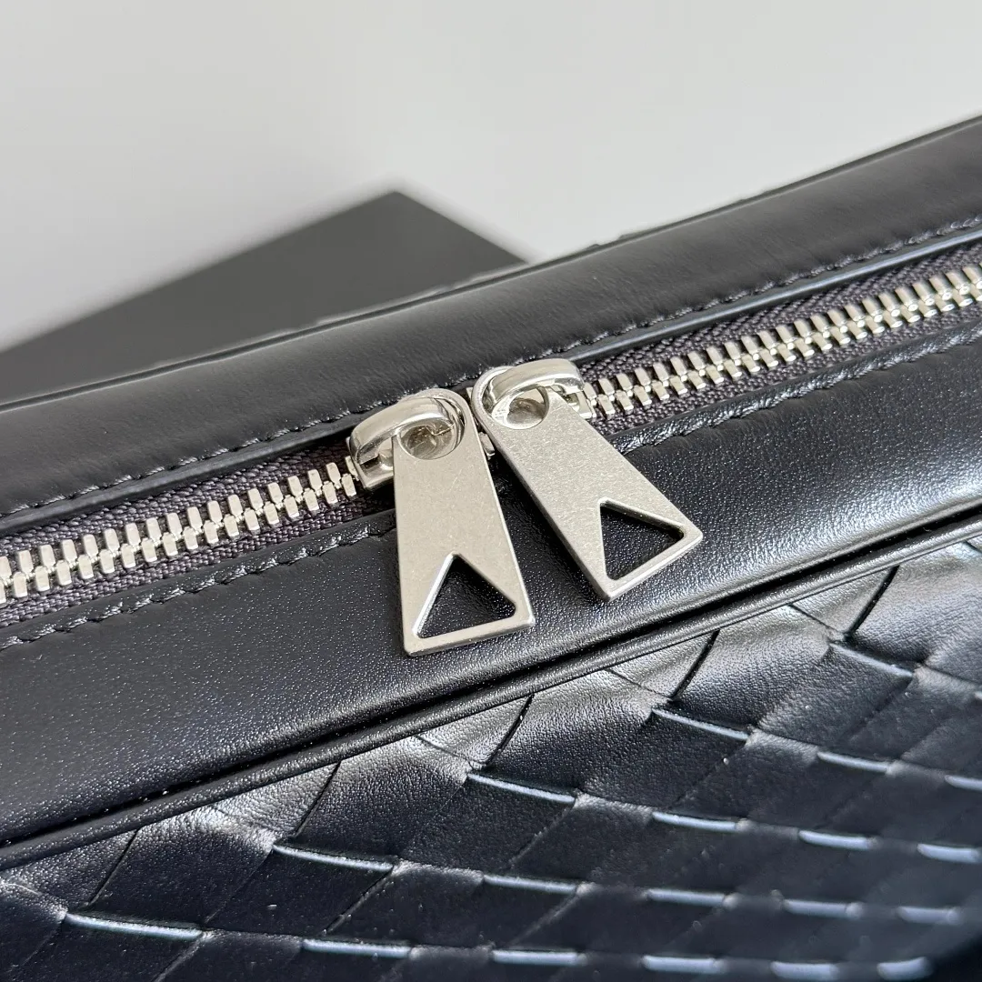 Batch 1820 BOTTEGA VENETA small INTRECCIATO woven camera bag This bv classic camera bag is a further evolution of classic woven technology, combining practicality and fashion, perfectly meeting multi-purpose needs! Classic leather handmade. Lightweight and large capacity. The shoulder strap is removable and adjustable. In addition to being worn cross-body, it can also be placed in the suitcase as a toiletry bag. It is very convenient for daily storage and classification. It also has hanging accessories to show your personality. No matter how complicated the world is, as long as you have a bag with you, everything will become better. Style number: 755923 Size: 24.5*15*6cm